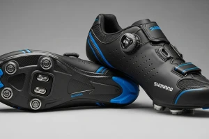 Sepatu sepeda shimano dengan cleat untuk transfer tenaga maksimal